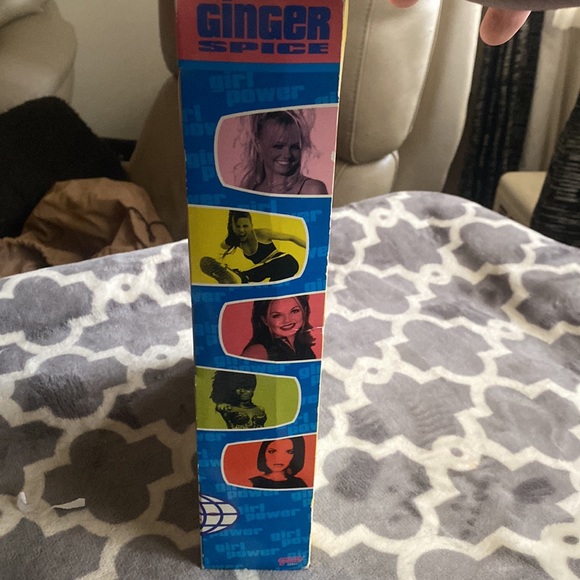 Authentic Spice Girls collectors edition Geri Haliwell (ginger spice) doll - Picture 4 of 6